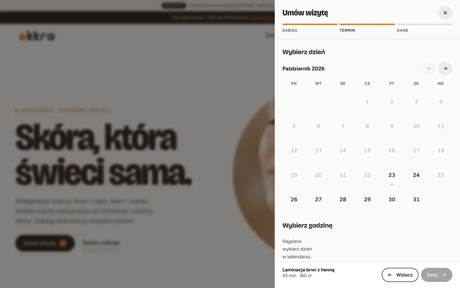 Panel rezerwacji Okkra, krok Termin: kalendarz na październik i wybrany zabieg laminacja brwi z henną, 45 minut, 160 zł